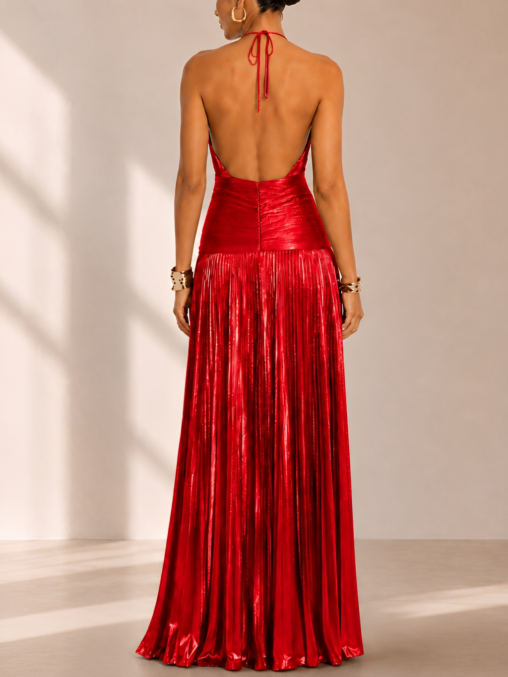 Robe longue élégante en satin à dos nu plissé avec fente - Noelia