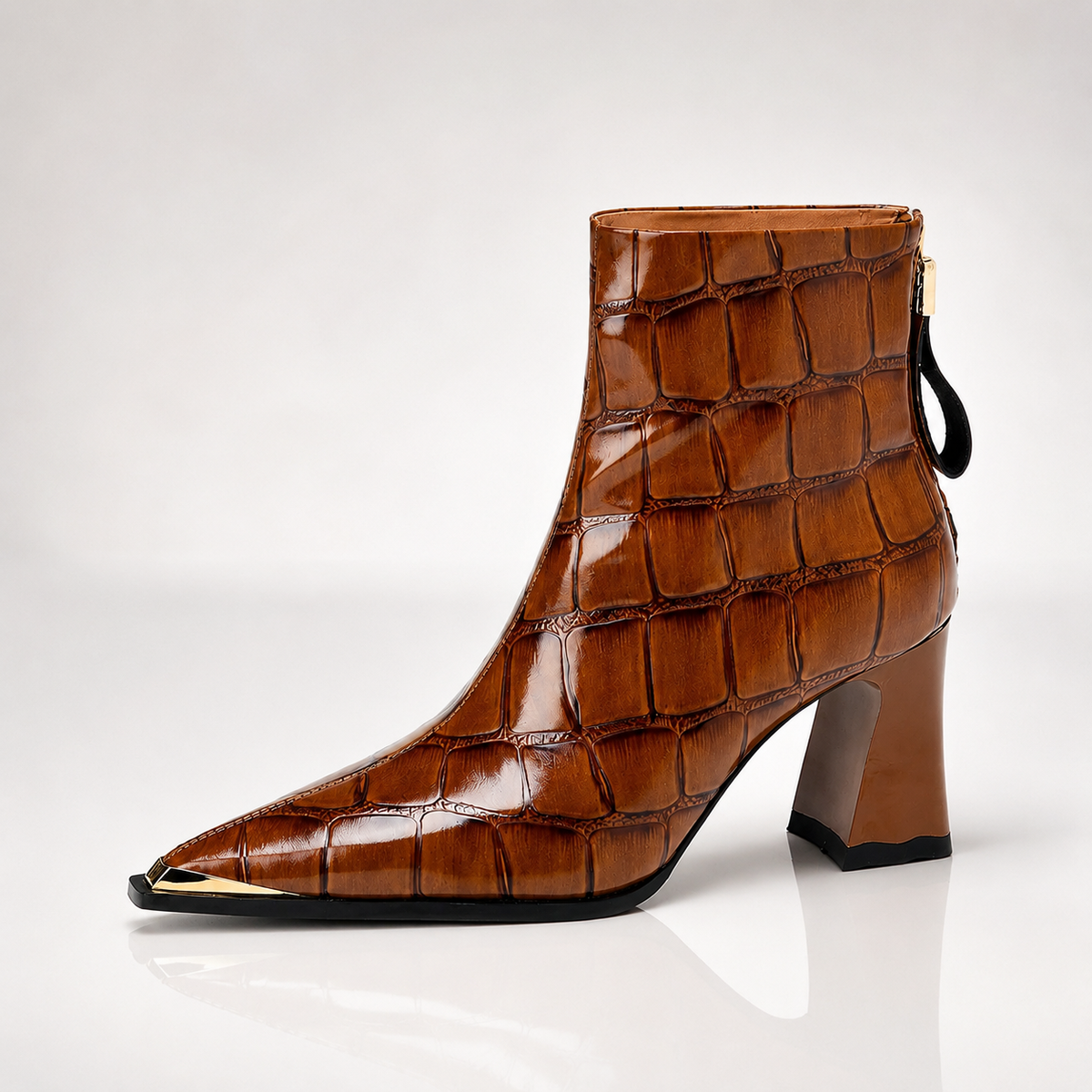 Claire Stiefel mit goldfarbener Kappe