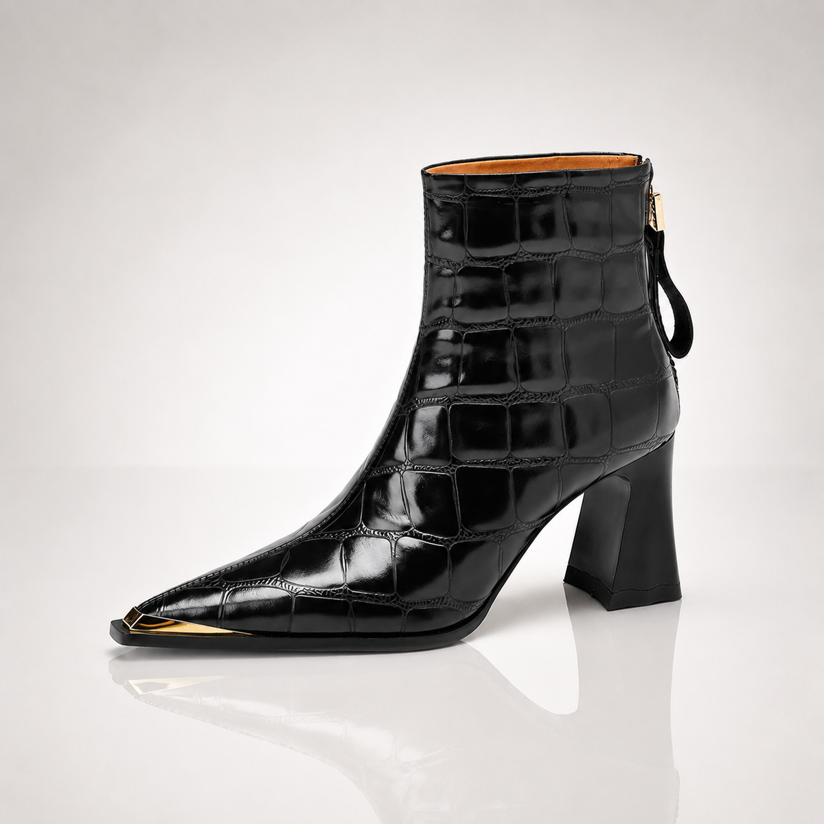 Claire Stiefel mit goldfarbener Kappe