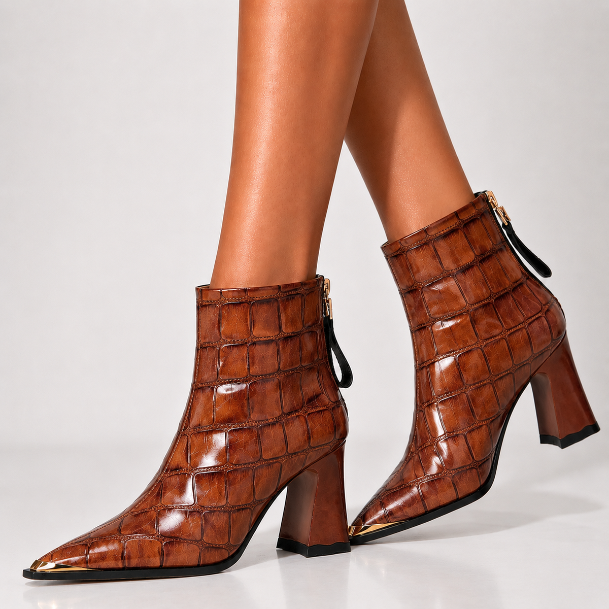 Claire Stiefel mit goldfarbener Kappe