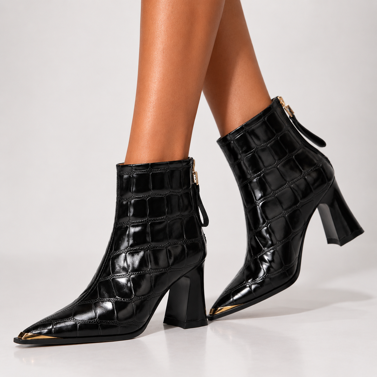 Claire Stiefel mit goldfarbener Kappe