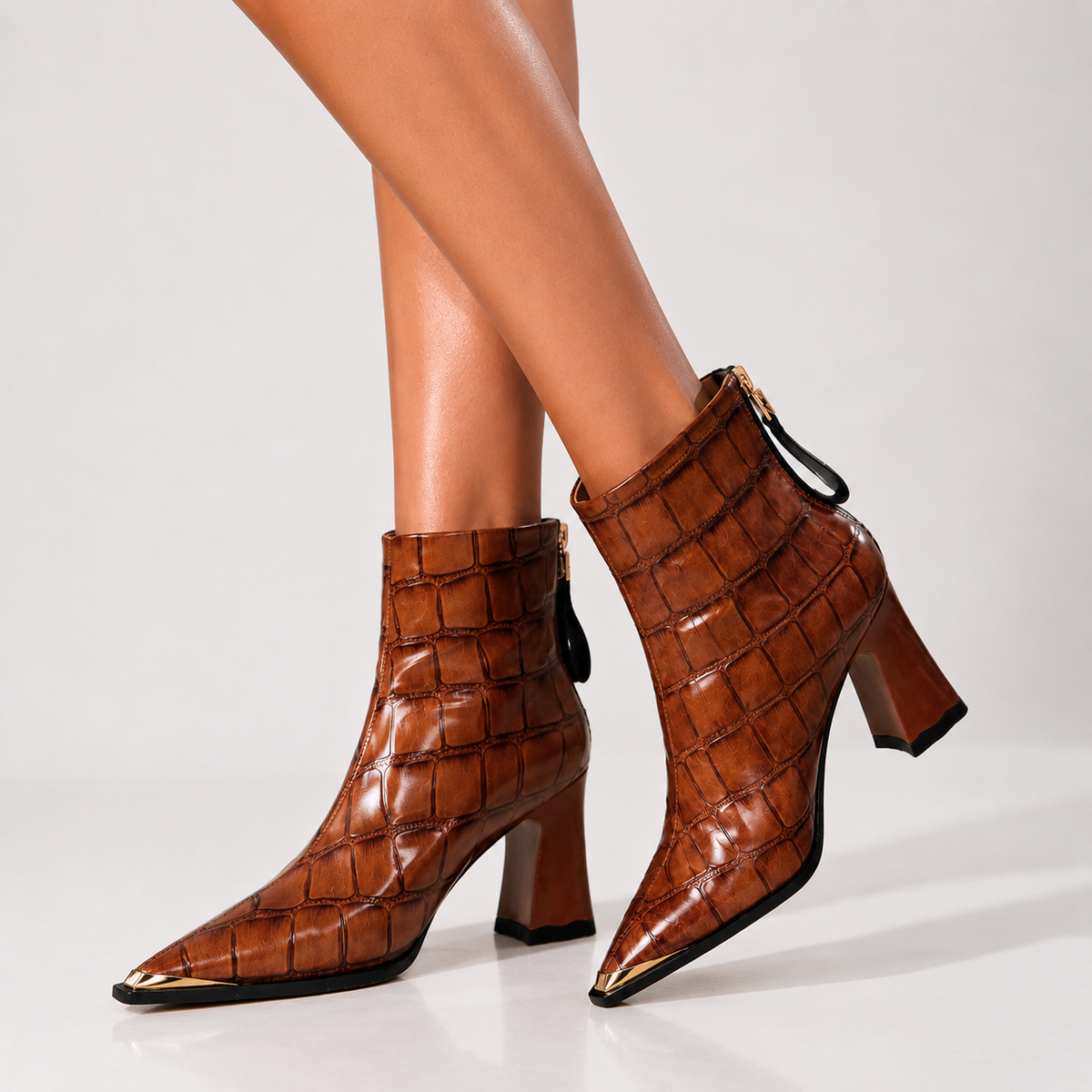 Claire Stiefel mit goldfarbener Kappe