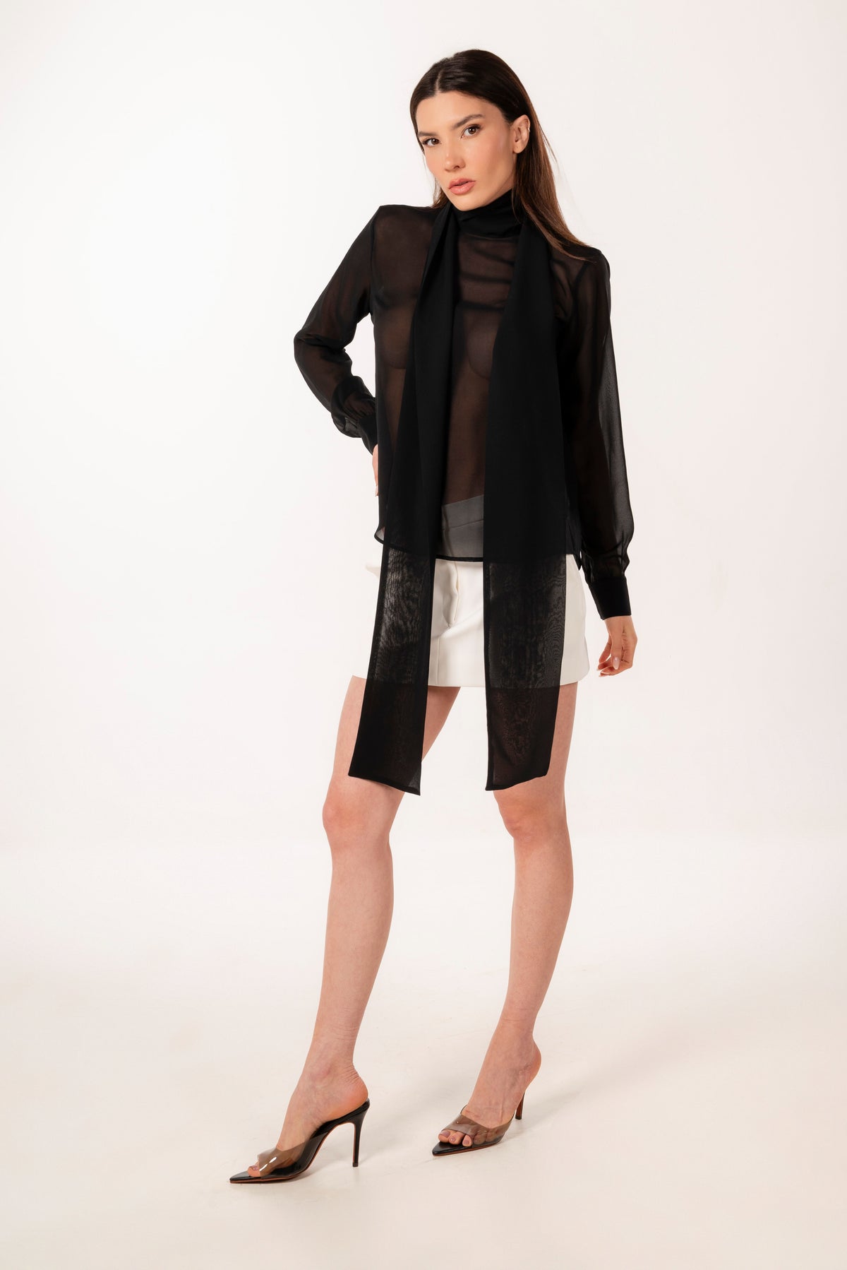 ÉXI-SIENNA SEIDENBLUSE SCHWARZ