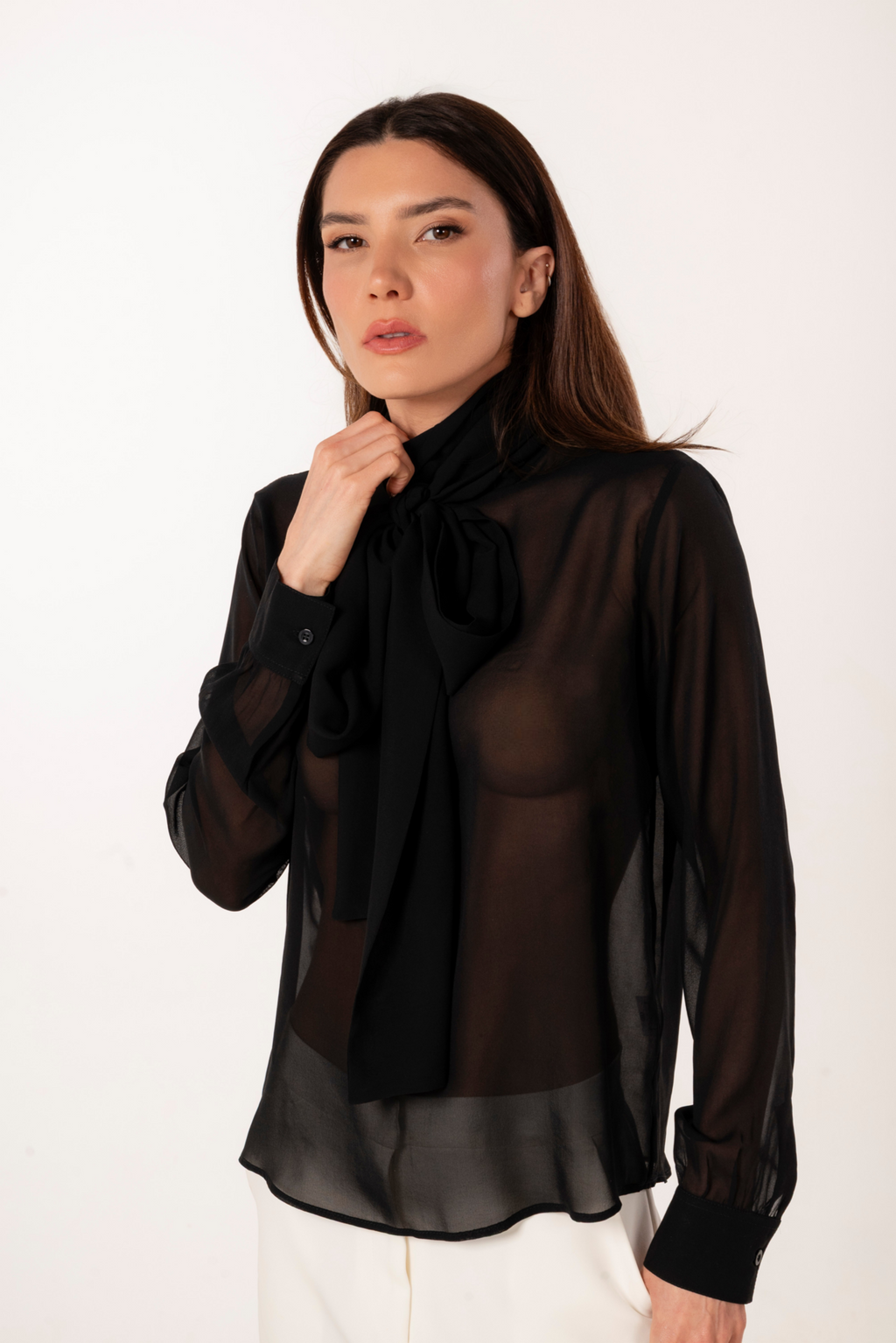 ÉXI-SIENNA SEIDENBLUSE SCHWARZ
