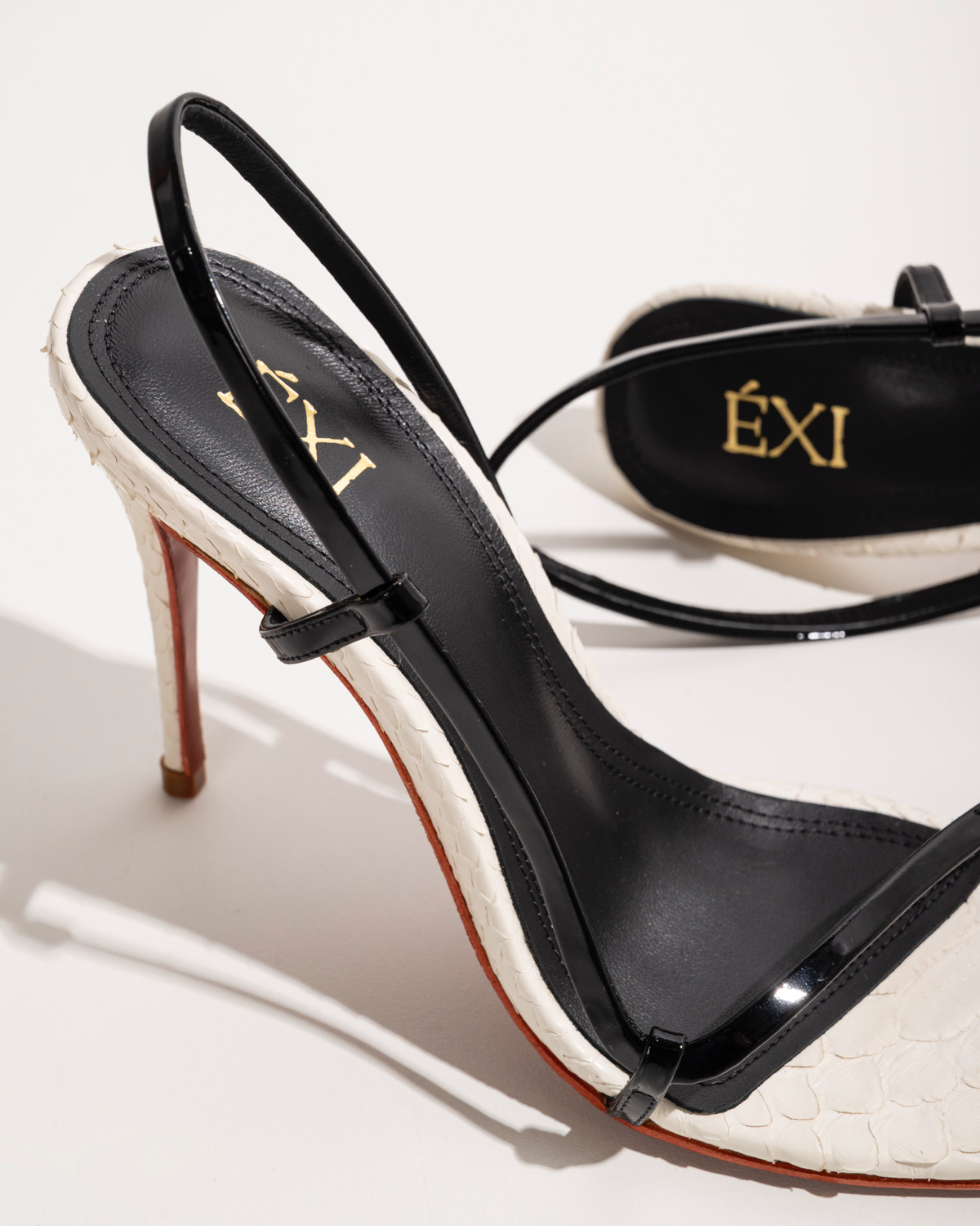 ÉXI-ADRIANA SANDAL BLACK & WHITE