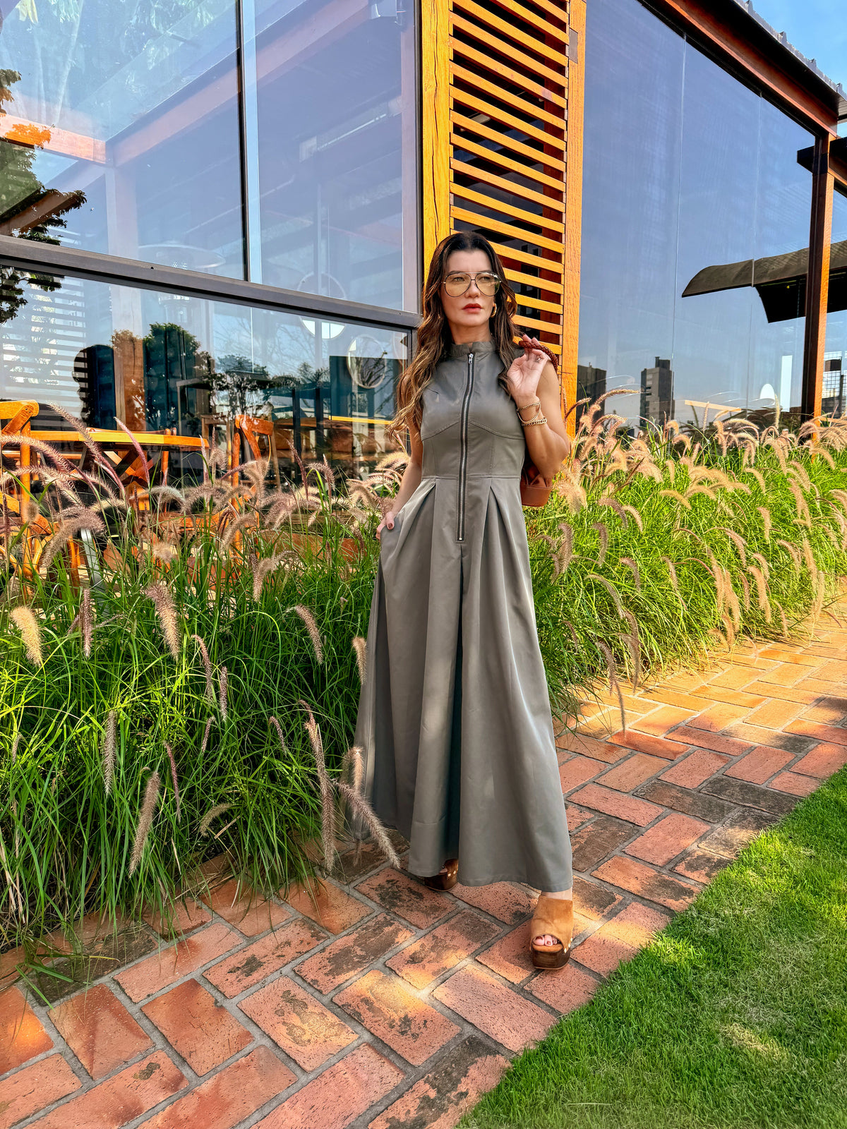 Robe longue avec fermeture éclair au buste, taille empire et poches – Liriel