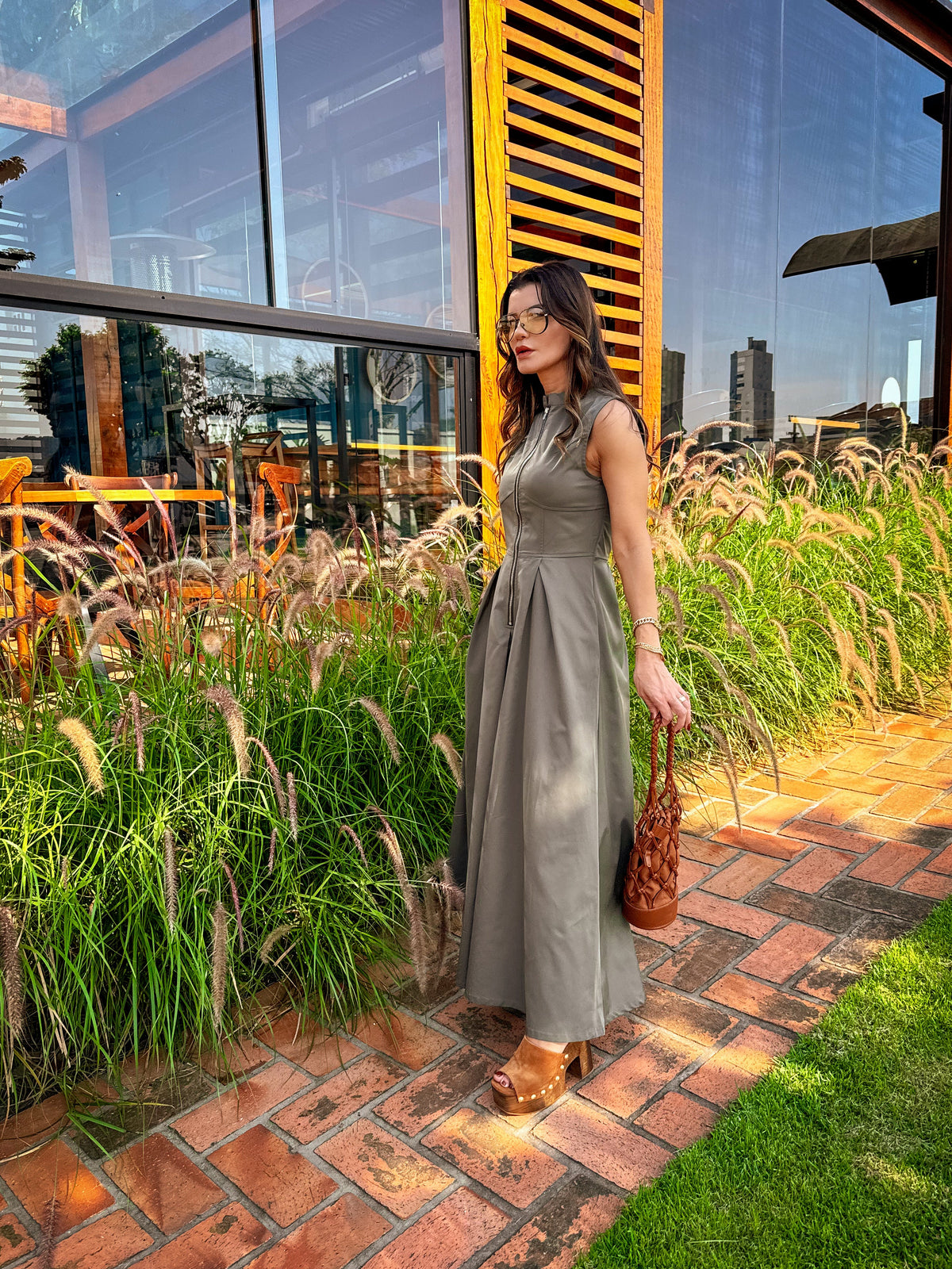 Robe longue avec fermeture éclair au buste, taille empire et poches – Liriel