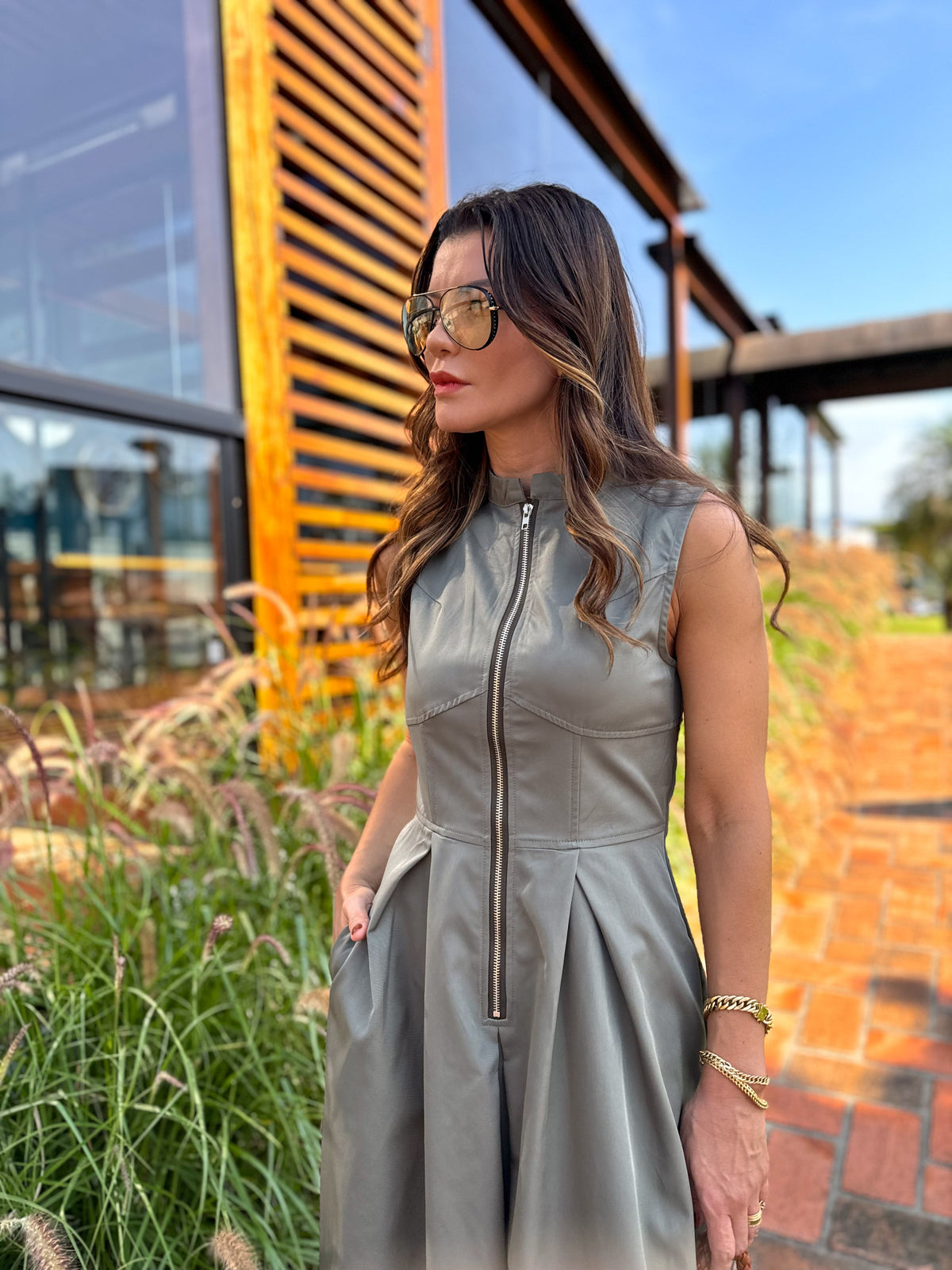 Robe longue avec fermeture éclair au buste, taille empire et poches – Liriel