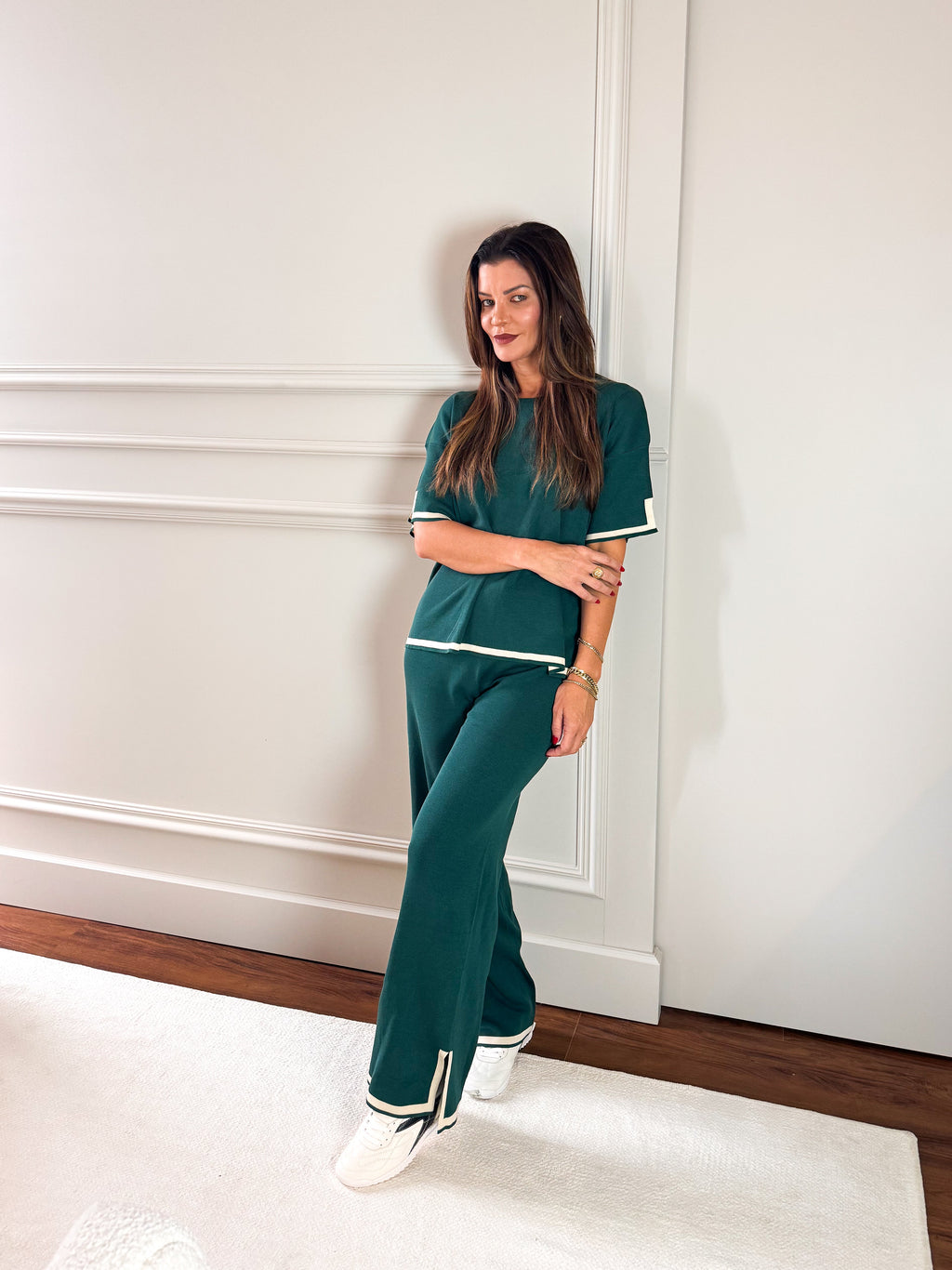 Damen-Viskose-Set mit kurzärmeligem High-Low-Oberteil und High-Waist-Hose mit Schlitzsaum - Mirtes