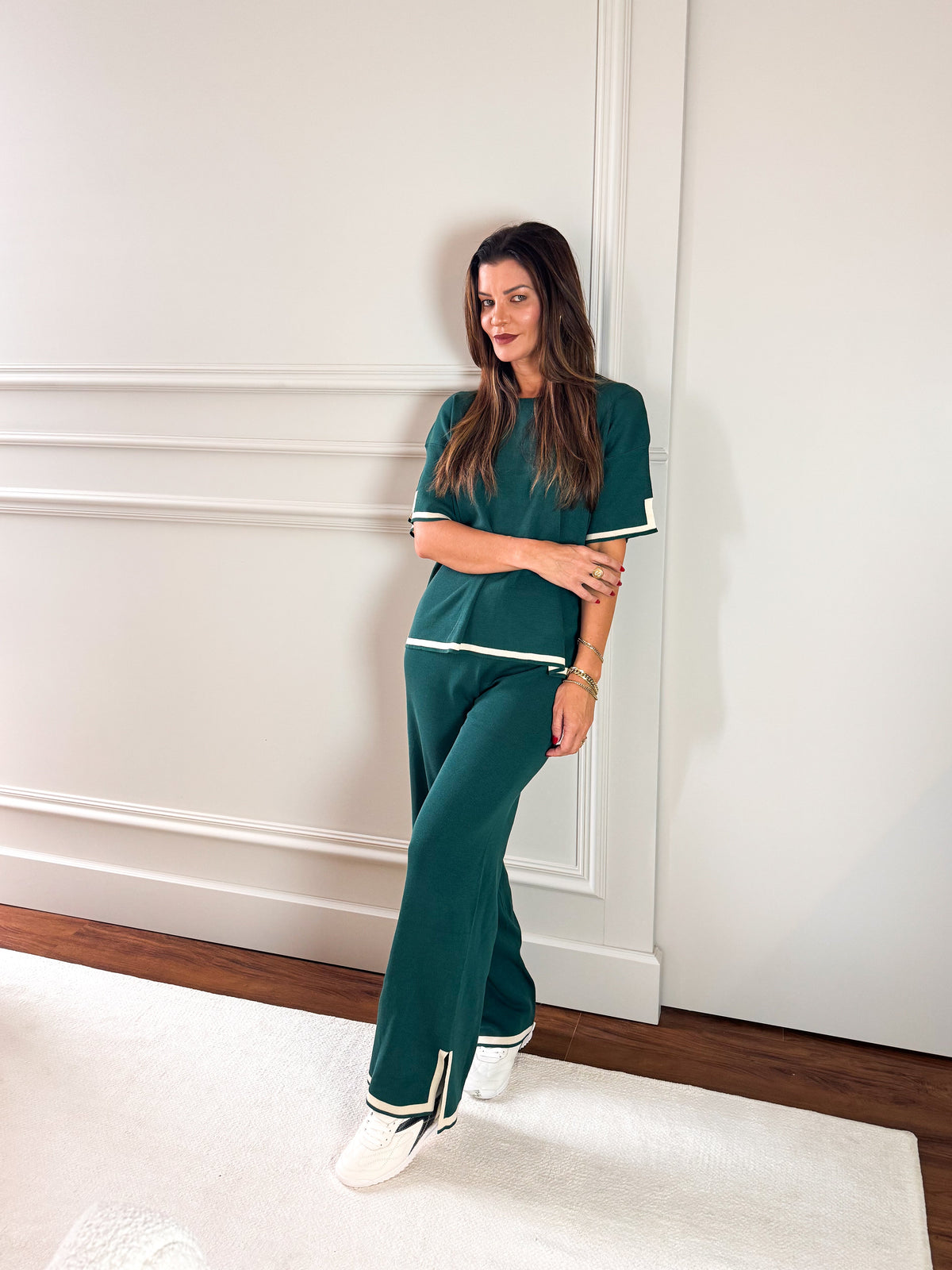 Damen-Viskose-Set mit kurzärmeligem High-Low-Oberteil und High-Waist-Hose mit Schlitzsaum - Mirtes