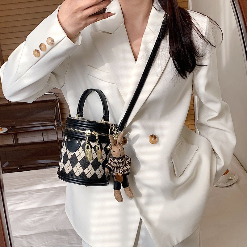 Sac seau Fiorelle pour femme, modèle artisanal matelassé en bandoulière avec charme lapin vintage