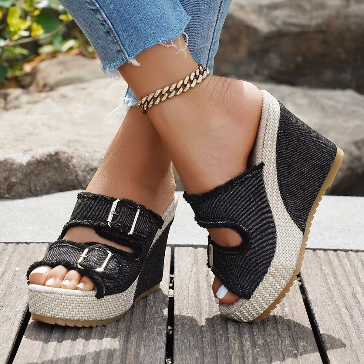 Fiorelle Damen Denira Denim Peep-Toe Keilsandaletten – Schicke Sommersandalen mit Schnallenriemen und Plateau (US 5–10,5)